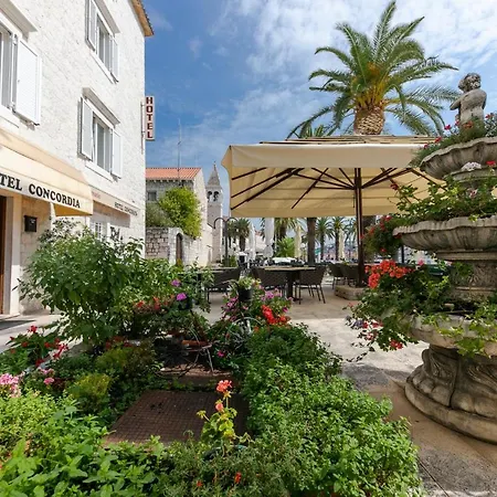 康克狄亚酒店 2* 特罗吉尔